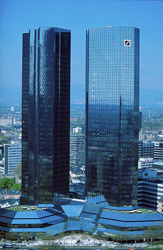 I maestosi gemelli della Deutsche Bank a Francoforte sul Meno