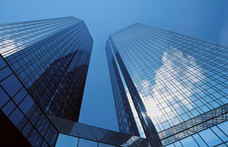 Imponenti torri gemelle della Deutsche Bank a Francoforte sul Meno, Germania