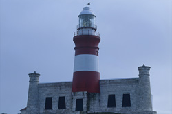 Der traditionsreiche Leuchtturm Cape Agulhas am wintumtostes Kap.