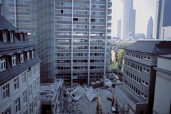 Trabajos de demolición en la antigua sede de Philipp Holzmann AG en Frankfurt am Main