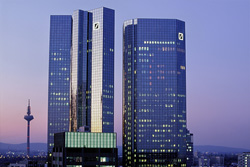Impressionanti torri gemelle della Deutsche Bank a Francoforte nell'ultima luce del giorno