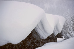 Paisaje invernal idílico con granero de heno nevado en Baviera
