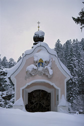 Capturing Festive Christmas Atmosphere in the Bavarian Mountains