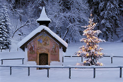 Capturing the festive Christmas atmosphere in the icy Bavarian mountains