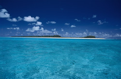 Traumhafte Midway Lagune mit klarem Wasser und tropischer Insel im Hintergrund