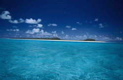 Intensive Farben und klares Wasser in einer Lagune auf den Midwayinseln