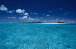 Faszinierende Lagune im Midway Atoll mit klarem Wasser und atemberaubenden Farben