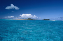 Idyllische Insel im Pazifik mit türkisblauer Lagune und weißem Sandstrand