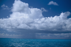Einzigartige Gewitterstimmung über dem Midway-Atoll im Pazifik