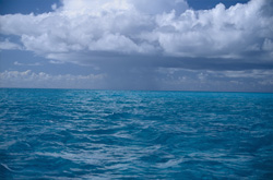 Drohende Wolkenfront über der Lagune des Midway Atolls