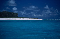 Traumhafte Südseeinsel mit türkisfarbener Lagune und weißem Strand