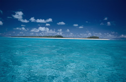Idyllische Lagune auf Midway Atoll: Ein Paradies unter tiefblauem Himmel