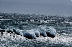 Ein Sturm an der Südspitze Afrikas wühlt das Meer auf. Das Weiß entsteht durch Blasen an der Oberfläche und Tropfen, die das Sonnenlicht reflektieren.