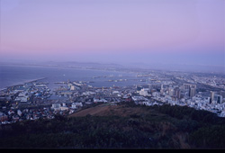 Vista desde Signal Hill de la mar de luces de Ciudad del Cabo al atardecer. La vista más bonita en el extremo más al sur de África