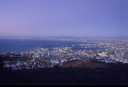 Coucher de soleil magique sur Le Cap avec vue sur la montagne de la Table depuis Signal Hill