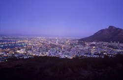 Espectacular puesta de sol sobre Ciudad del Cabo con vistas a la montaña de la Mesa