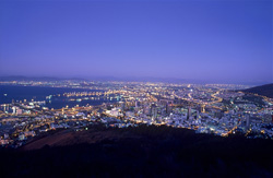 Vista desde Signal Hill del mar de luces de Ciudad del Cabo al atardecer