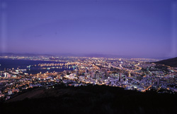 Vista desde Signal Hill del mar de luces de Ciudad del Cabo al atardecer