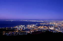 Vista panorámica desde Signal Hill del mar de luces de Ciudad del Cabo al atardecer