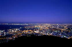 Vista desde Signal Hill de la mar de luces de Ciudad del Cabo al atardecer. ¡El final más hermoso del mundo!