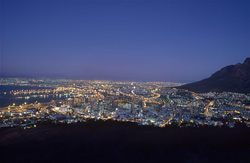 Vista desde Signal Hill del mar de luces de Ciudad del Cabo al atardecer