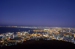 Vista desde Signal Hill del mar de luces de Ciudad del Cabo al atardecer