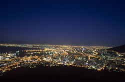 Vista desde Signal Hill del mar de luces de Ciudad del Cabo al atardecer