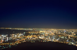 Vista espectacular del mar de luces de Ciudad del Cabo al atardecer