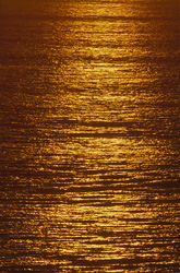 Erleben Sie den Zauber eines Sonnenuntergangs über der Walker Bay in Südafrika