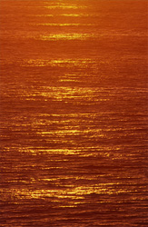 Farbenprächtiger Sonnenuntergang über der Walker Bay in Südafrika