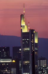 Das Commerzbank Hochhaus im zauberhaften Abendlicht von Frankfurt