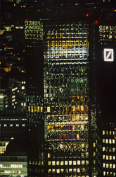 Affascinante facciata a specchio della Deutsche Bank a Francoforte sul Meno di notte