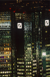 Scatto impressionante della Deutsche Bank di notte a Francoforte sul Meno