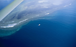 Tauchboot vor Shark Reef in der Beqa Lagoon auf Fiji