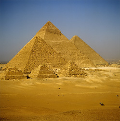 Die Pyramiden Mykerinos, Chephren und Cheops und die Königinnen-Pyramiden aus der 4. Dynastie, errichtet vor 4500 Jahren, ragen aus dem Sand der ägyptischen Wüste.