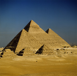 Die beeindruckenden Pyramiden Mykerinos, Chephren und Cheops aus dem alten Ägypten