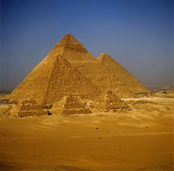 Die imposanten Pyramiden von Gizeh - ein eindrucksvolles Erbe der ägyptischen Geschichte