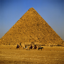 Erleben Sie die majestätischen Pyramiden von Gizeh mit einheimischen Beduinen als Reiseführer