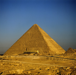 Die majestätische Cheops-Pyramide in Ägypten - ein beeindruckendes Weltwunder