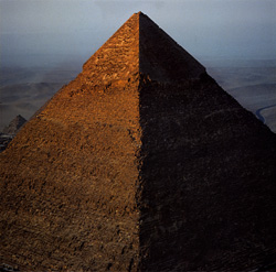 Die ersten Sonnenstrahlen tauchen die Chephren Pyramide in goldenes Licht