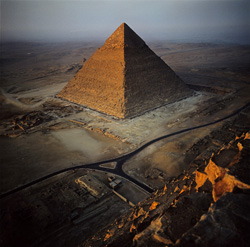 Die beeindruckende Chephren-Pyramide in Gizeh bei Sonnenaufgang erkunden