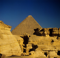Entdecken Sie die imposante Cheops-Pyramide in der Wüste Ägyptens