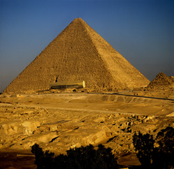 Die beeindruckende Cheops-Pyramide in Gizeh, Aegypten, ein Weltwunder aus der Zeit des Alten Reiches