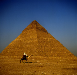 Die beeindruckende Chephren-Pyramide in Gizeh mit ihren markanten Kalksteinverkleidungen