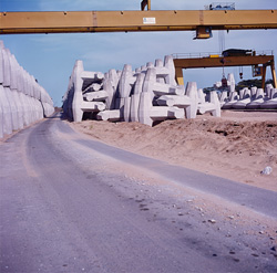 Spektakuläre Dolosse-Produktion am North Breakwater von Richards Bay