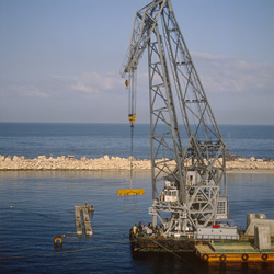 Construction du mur du quai dans le port de Ras el Tin avec la grue flottante 'Gamal'
