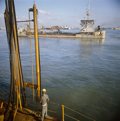 Drague suceuse Galileo 2000 dans le port de Ras el Tin